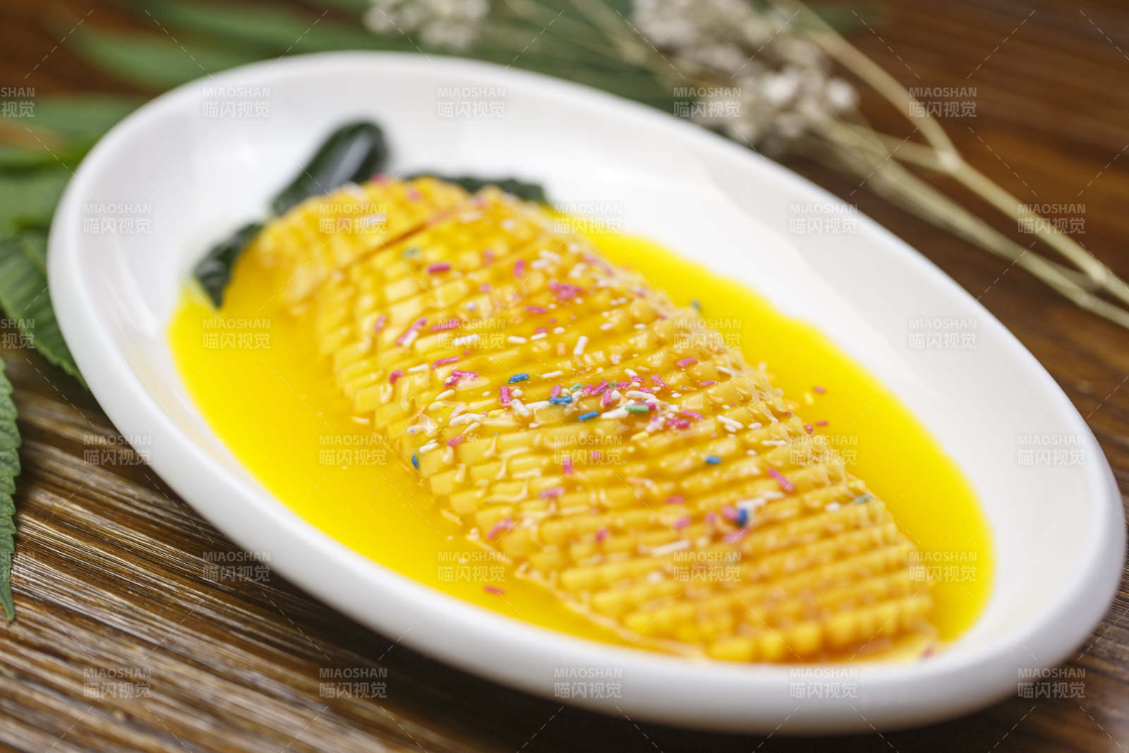 白色瓷盘装的沙棘汁雪梨图片