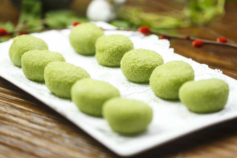 长方形瓷盘装的椰蓉青芒雪媚娘大福图片