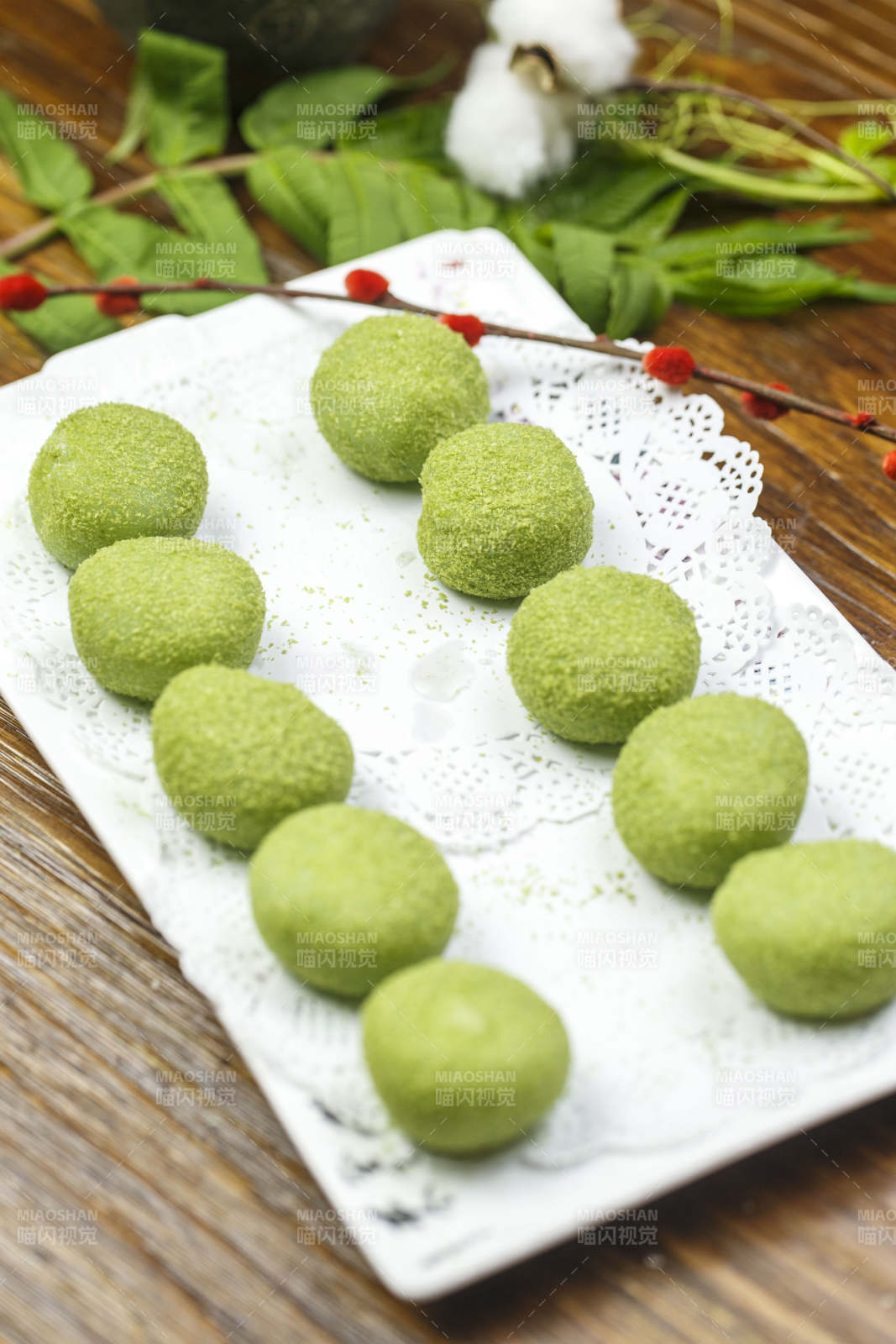 长方形瓷盘装的椰蓉青芒雪媚娘大福图片