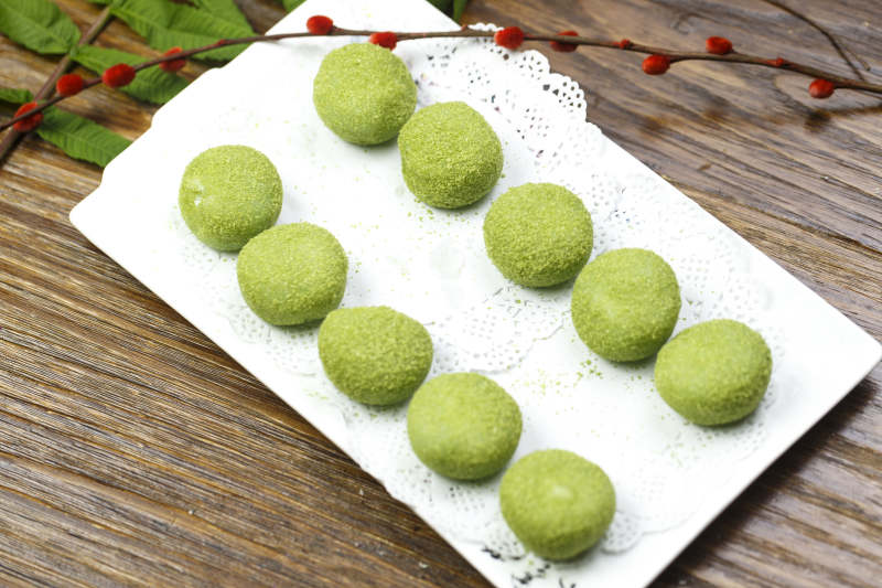 长方形瓷盘装的椰蓉青芒雪媚娘大福图片