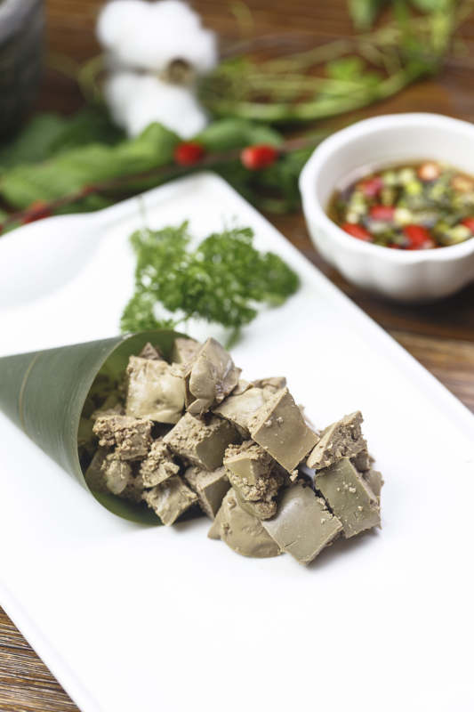 长方形白瓷盘装的蘸汁猪肝图片