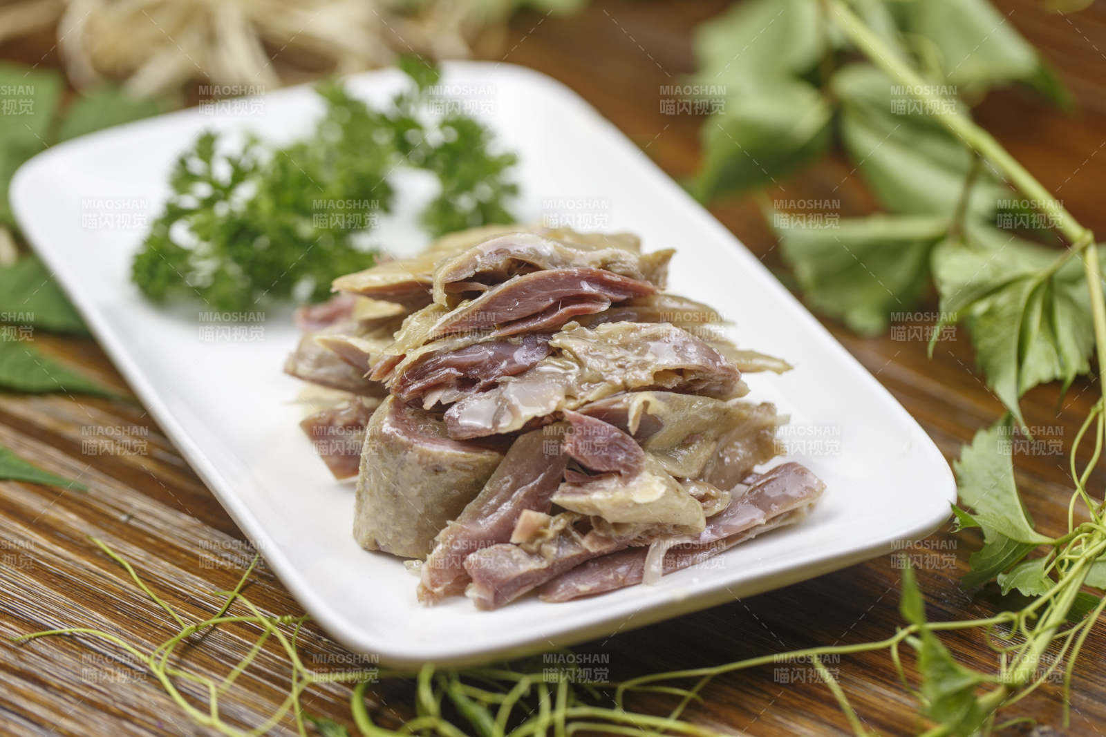 椭圆白瓷盘装的盐水鸡图片