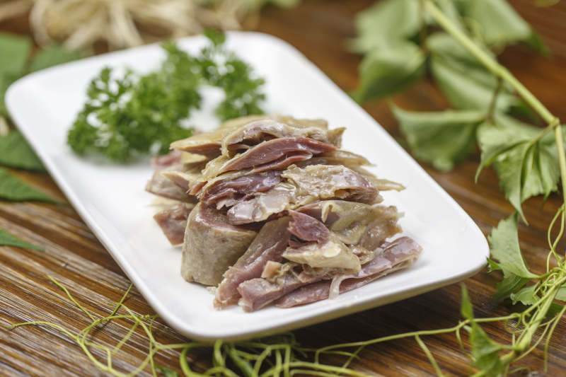 椭圆白瓷盘装的盐水鸡图片