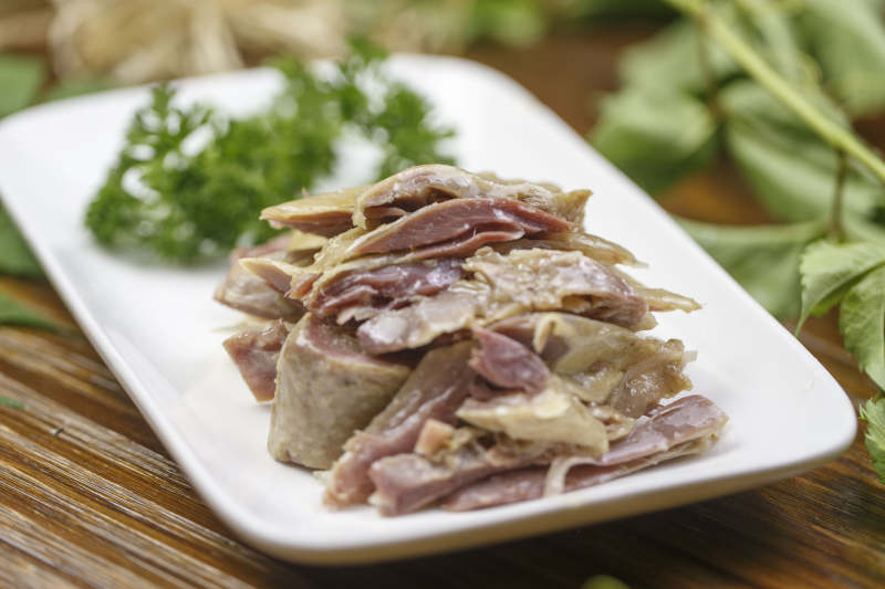 椭圆白瓷盘装的盐水鸡图片