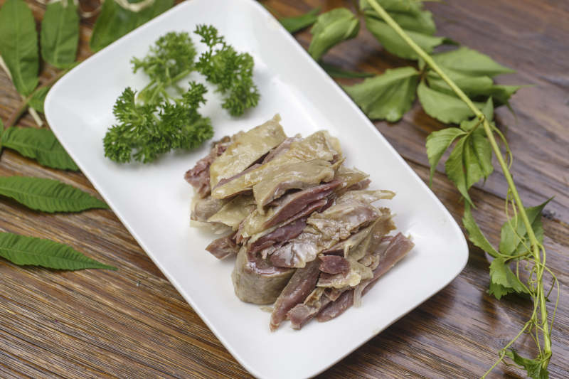 椭圆白瓷盘装的盐水鸡图片