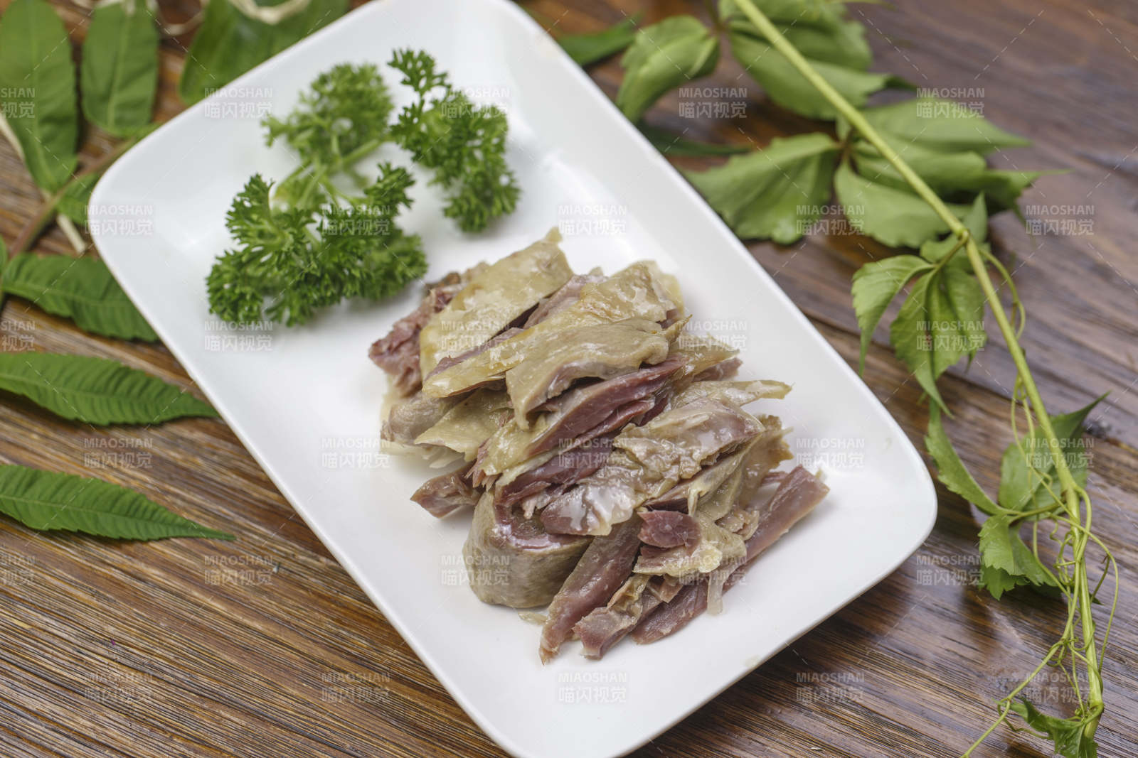 椭圆白瓷盘装的盐水鸡图片