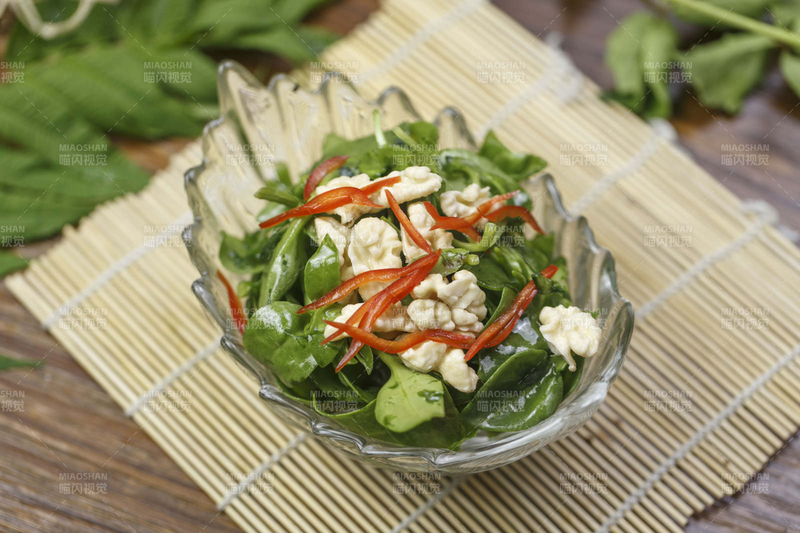 器皿装的凉菜桃仁穿心莲图片