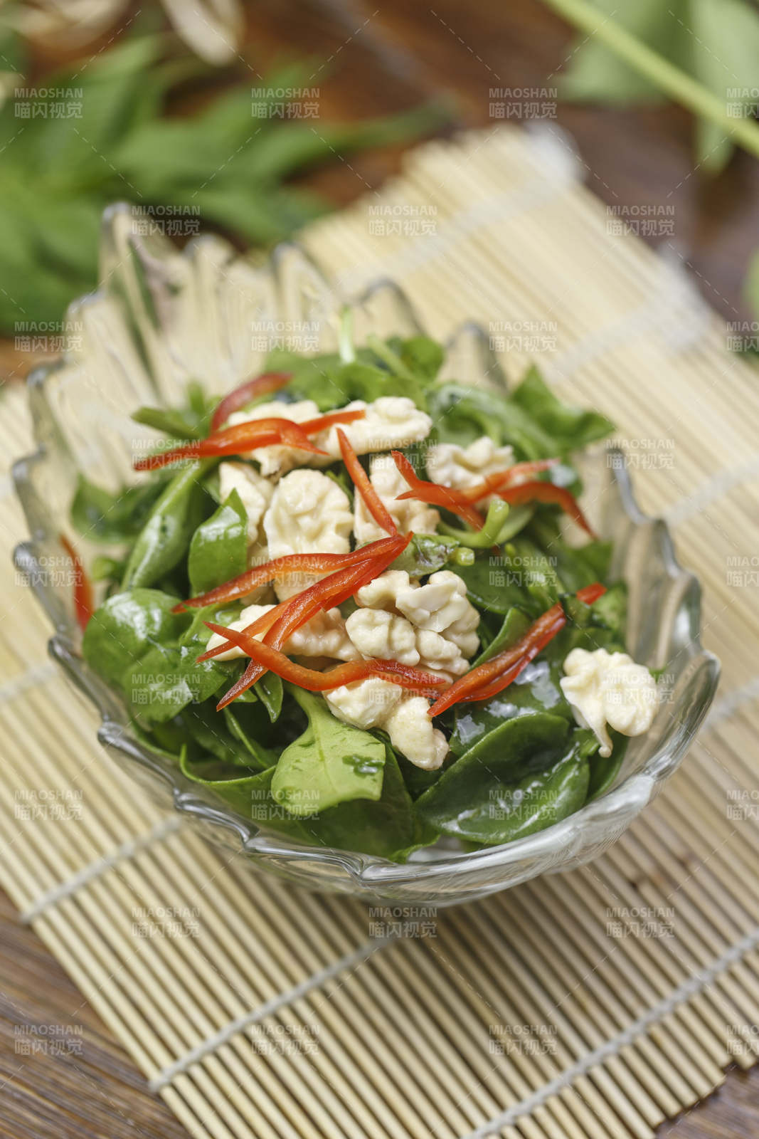 器皿装的凉菜桃仁穿心莲图片