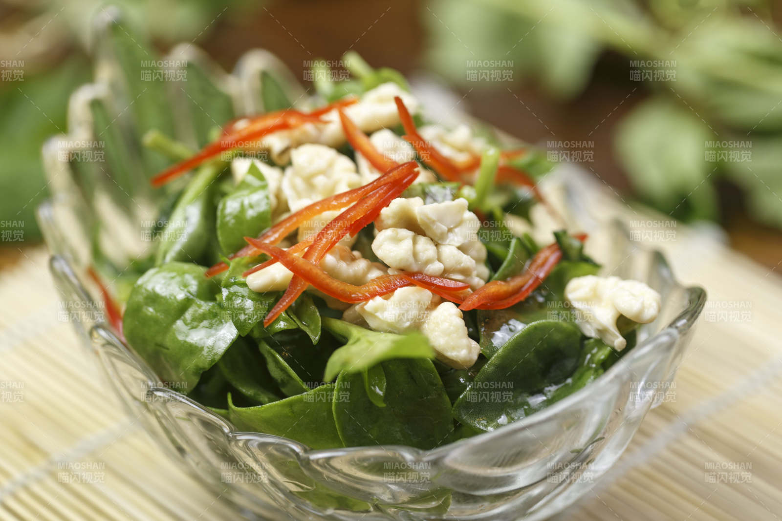 器皿装的凉菜桃仁穿心莲图片