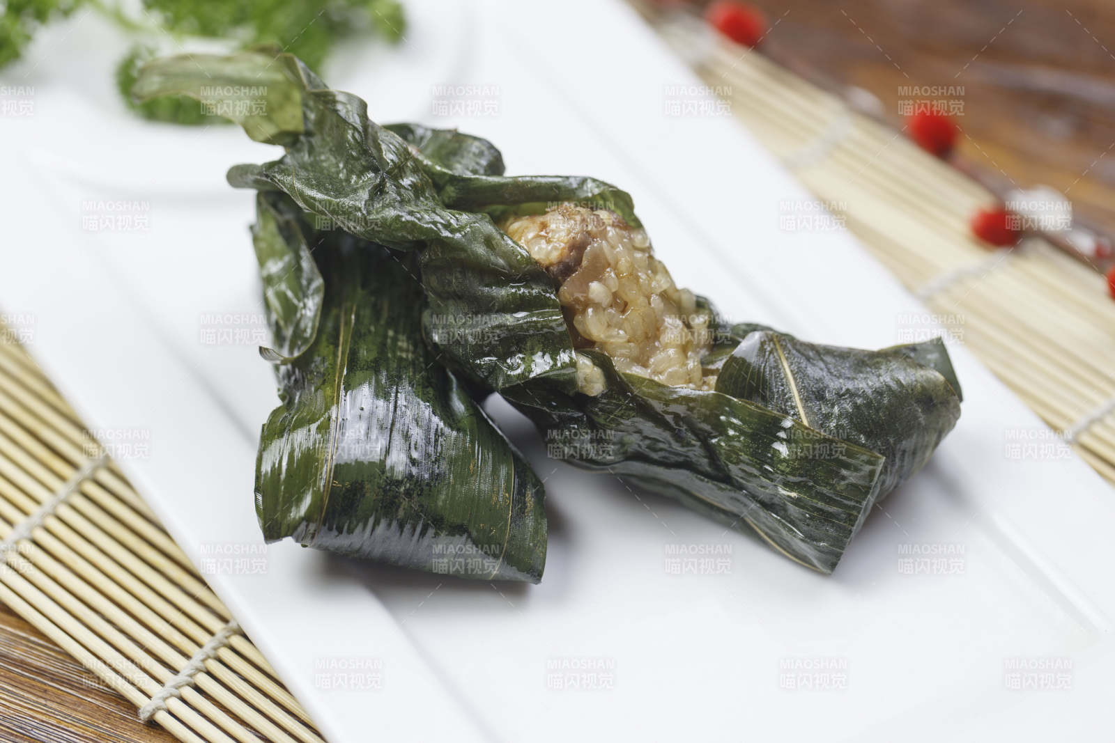 长方形白瓷盘装的飘香肉骨粽图片