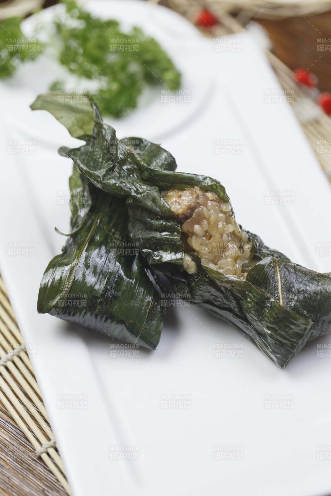 长方形白瓷盘装的飘香肉骨粽图片