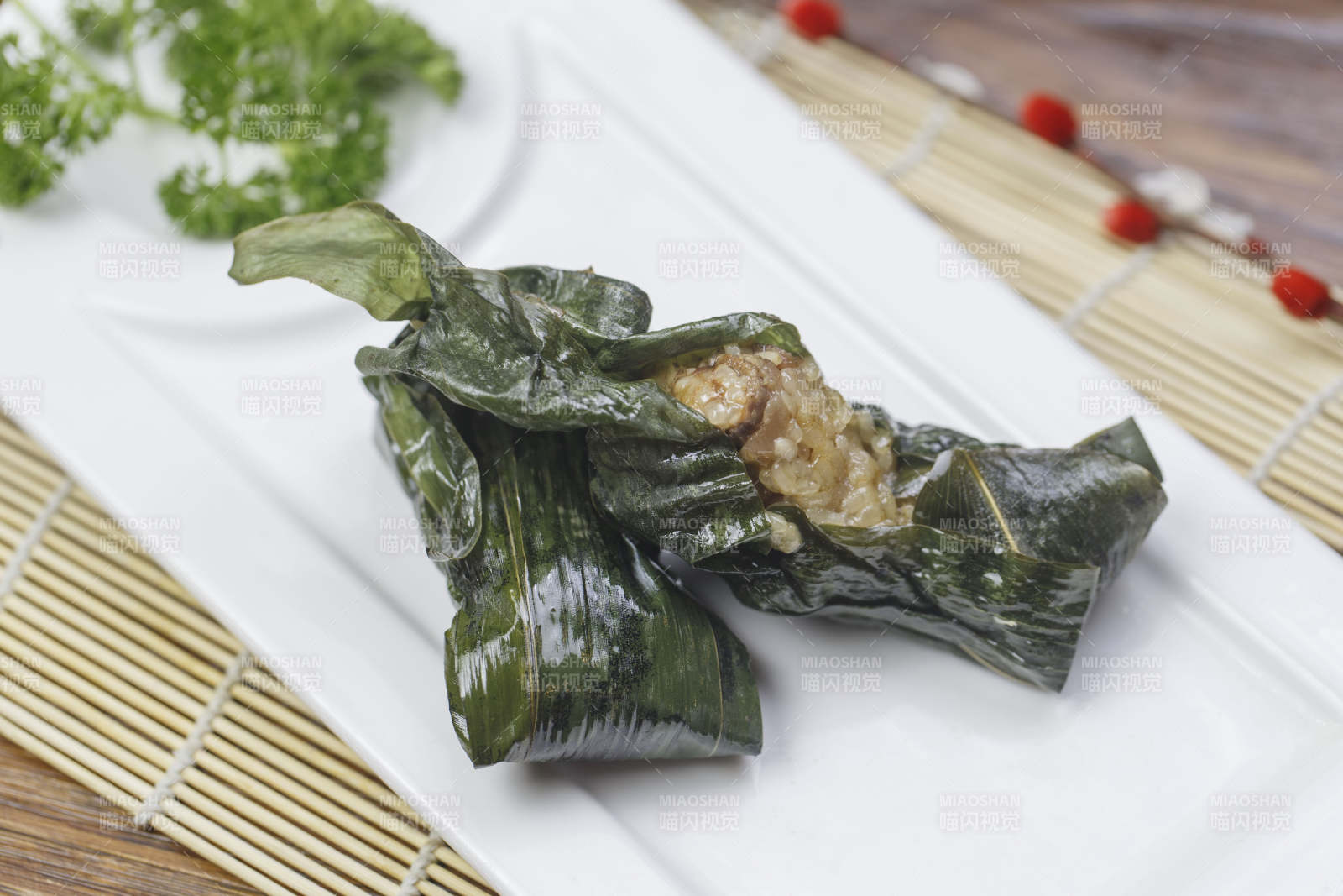 长方形白瓷盘装的飘香肉骨粽图片