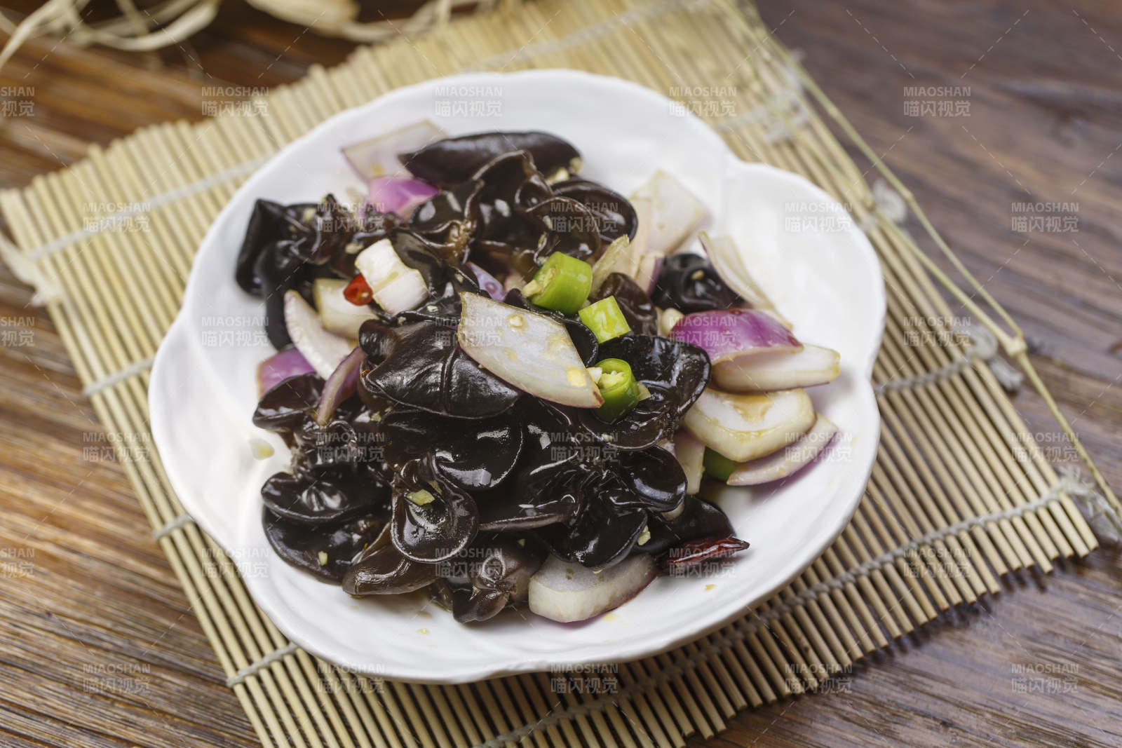 凉菜捞汁木耳图片