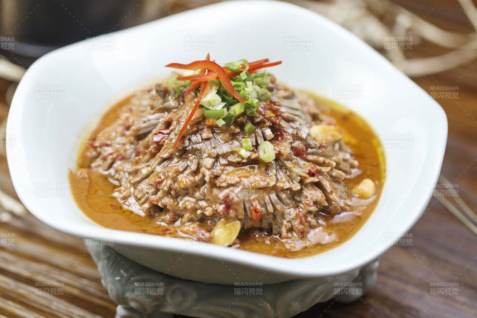 花形瓷盘装的麻酱腰花图片