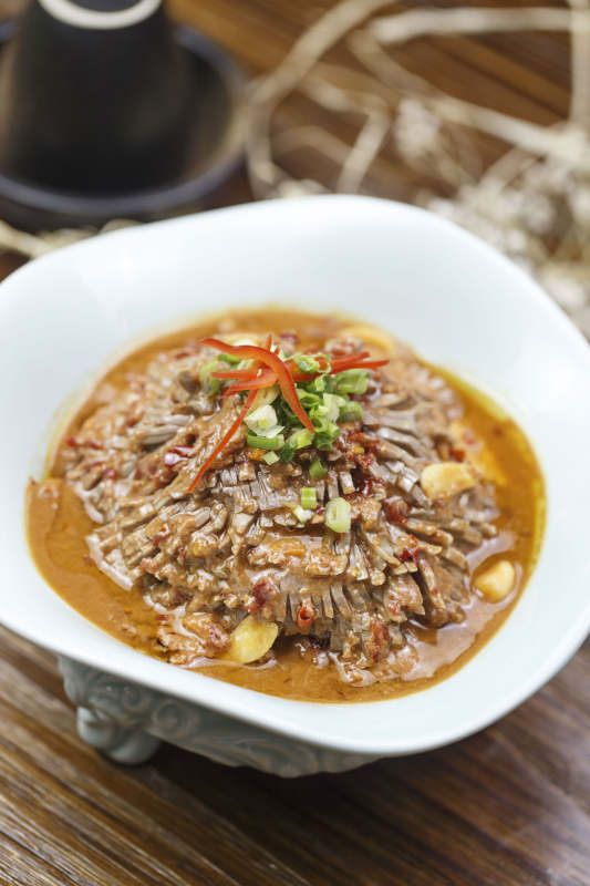 花形瓷盘装的麻酱腰花图片