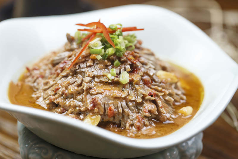 花形瓷盘装的麻酱腰花图片