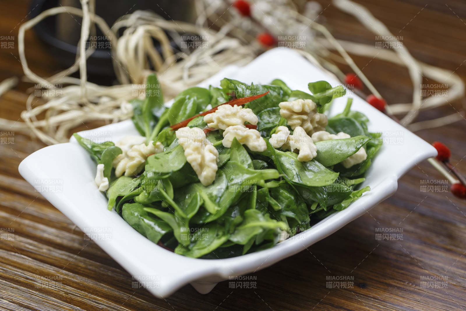 器皿装的凉菜桃仁穿心莲图片