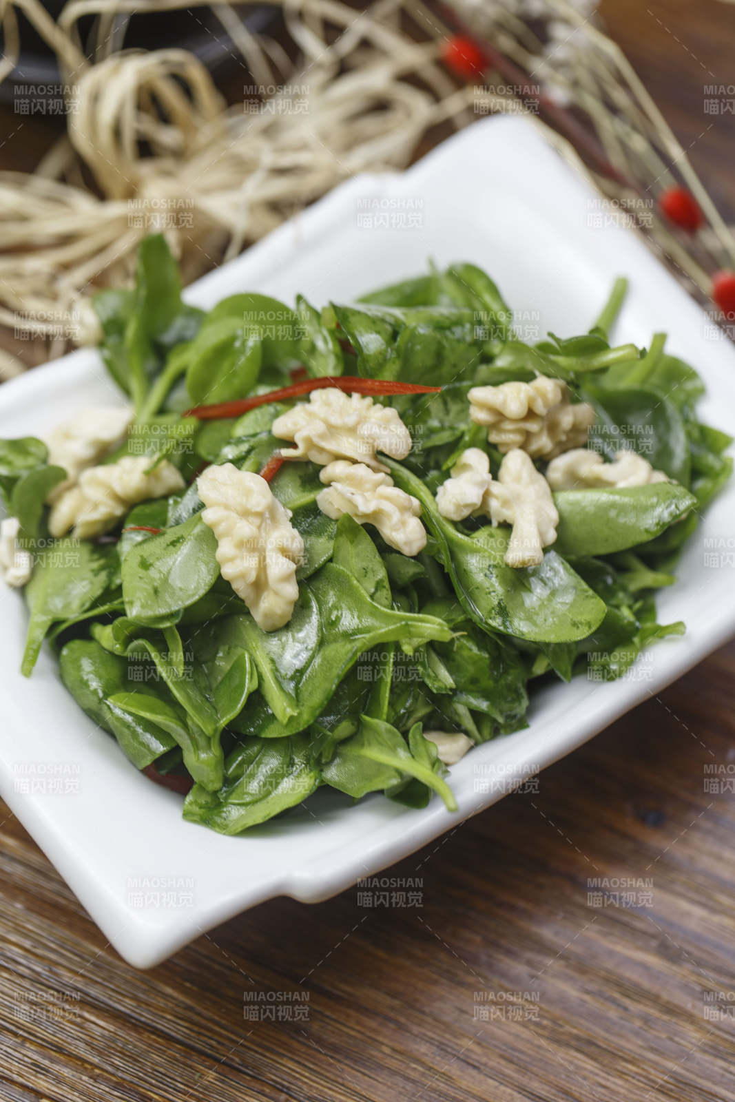 器皿装的凉菜桃仁穿心莲图片