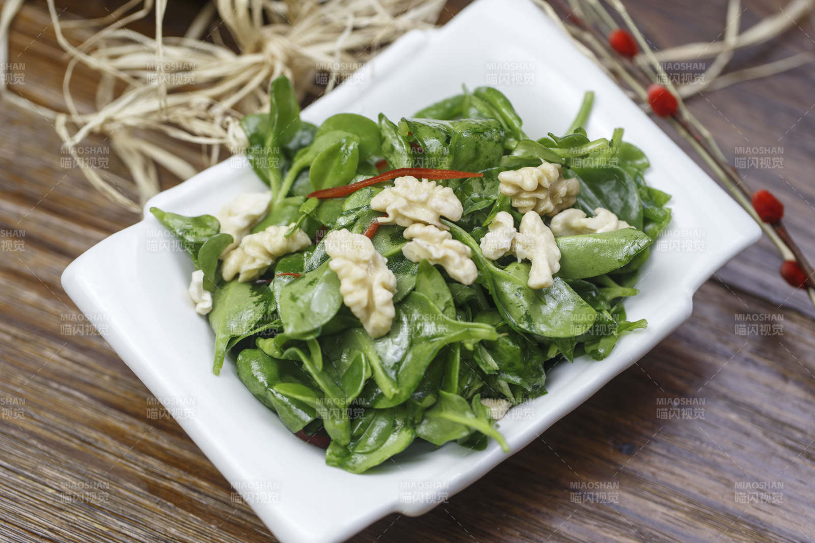 器皿装的凉菜桃仁穿心莲图片