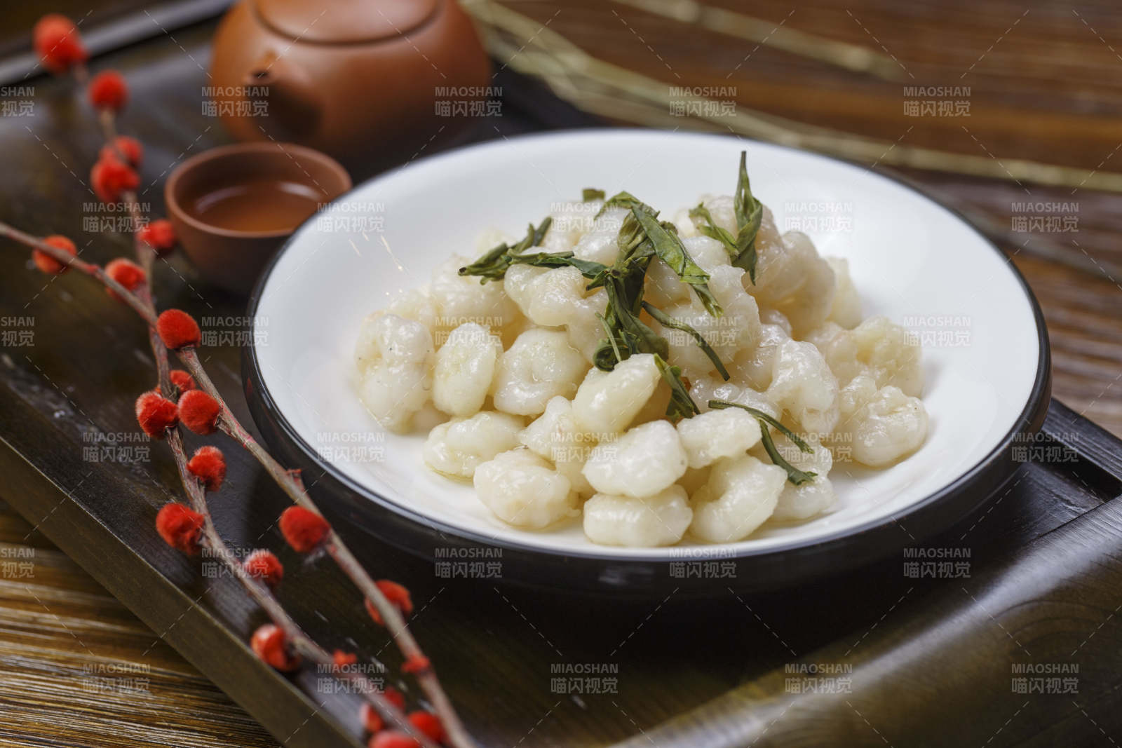 木质托盘装的西湖龙井大虾仁图片