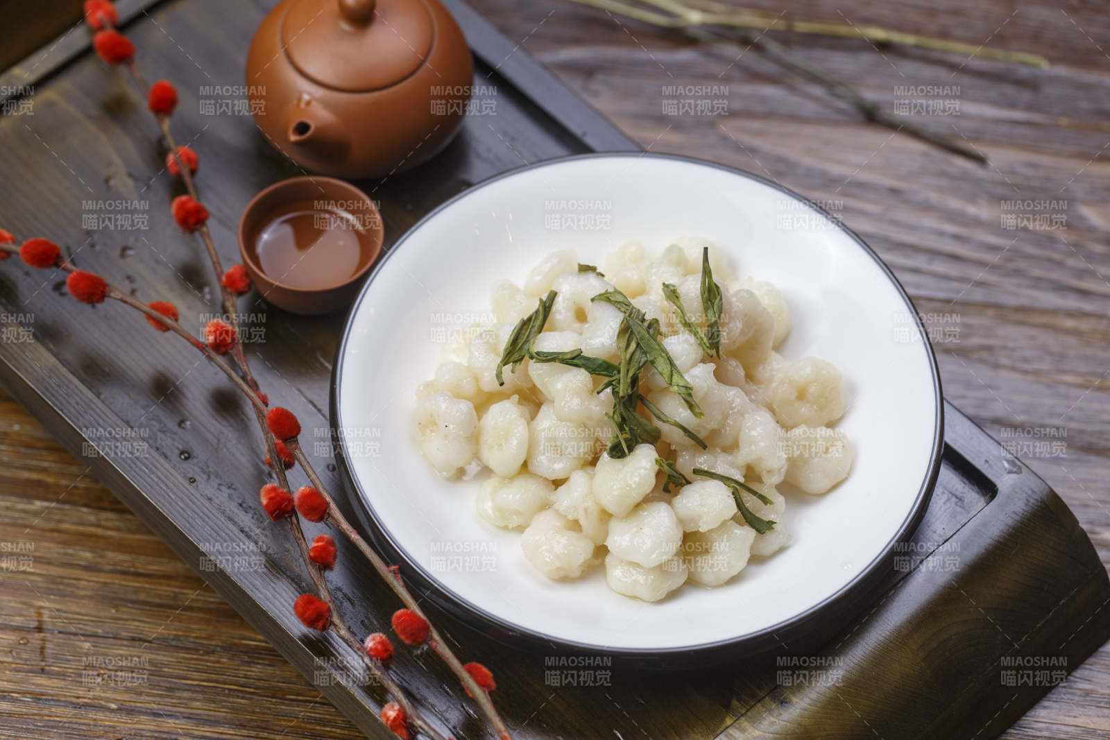 木质托盘装的西湖龙井大虾仁图片