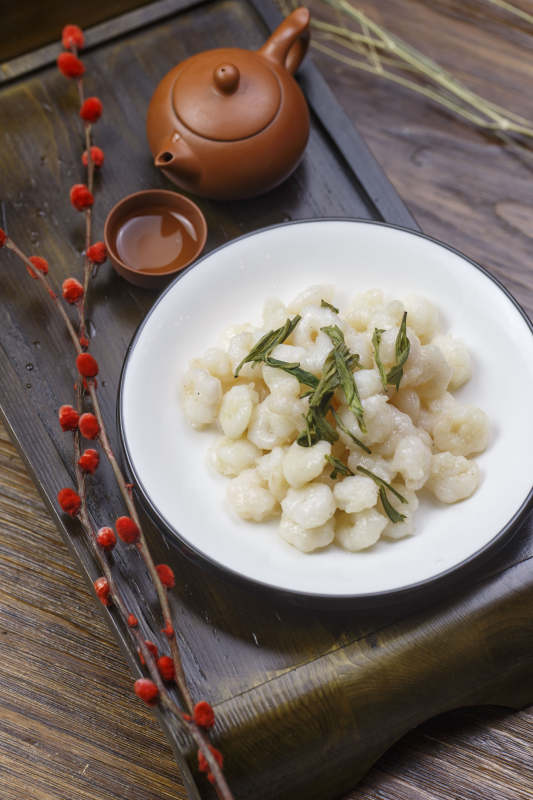 木质托盘装的西湖龙井大虾仁图片