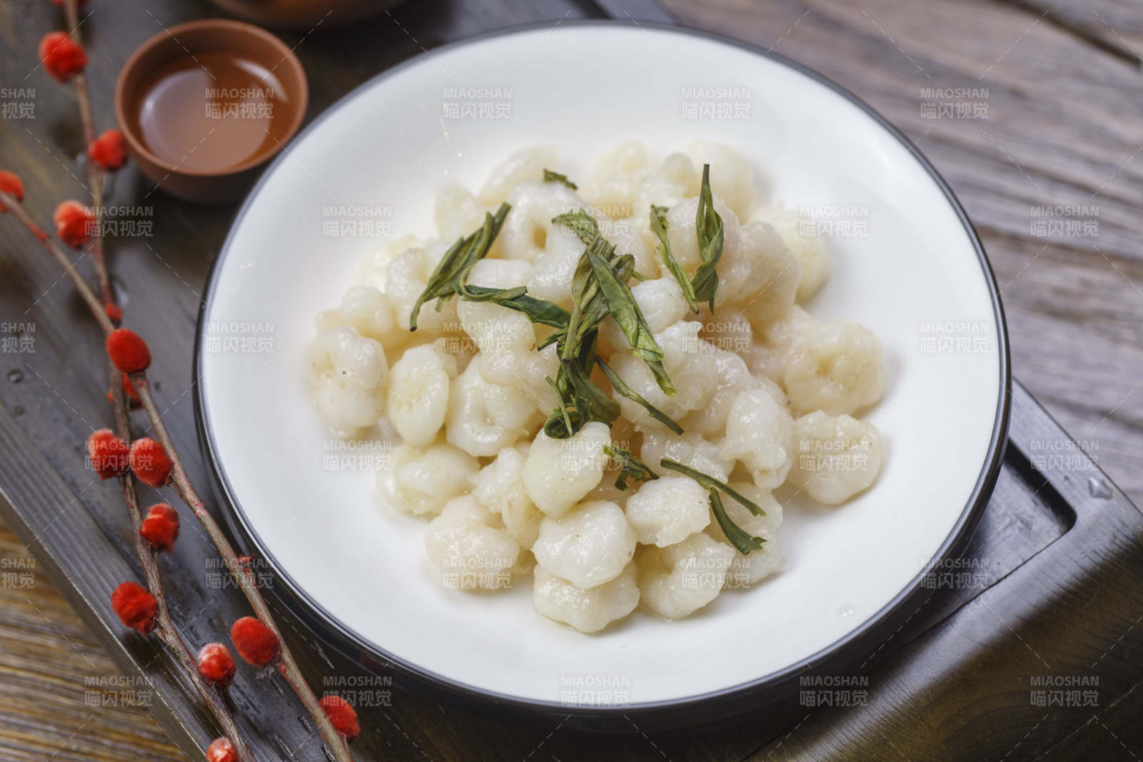 木质托盘装的西湖龙井大虾仁图片