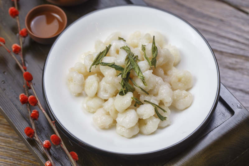 木质托盘装的西湖龙井大虾仁图片