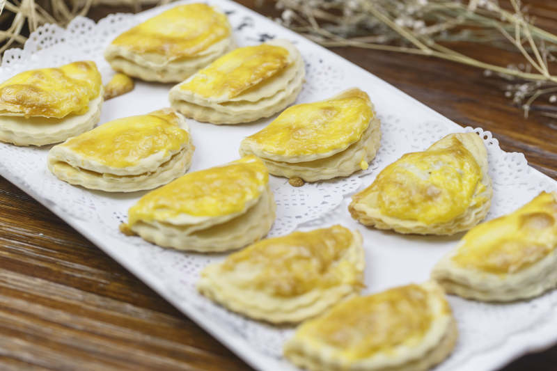 长方形白瓷盘装的美味榴莲酥图片