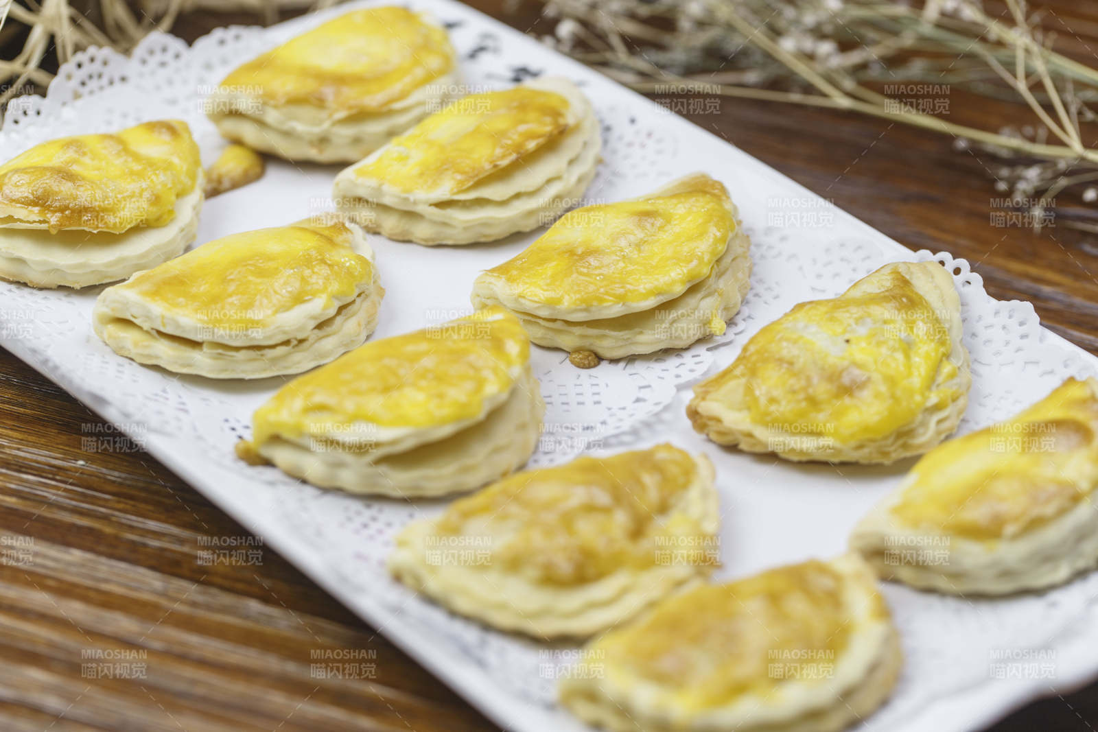 长方形白瓷盘装的美味榴莲酥图片