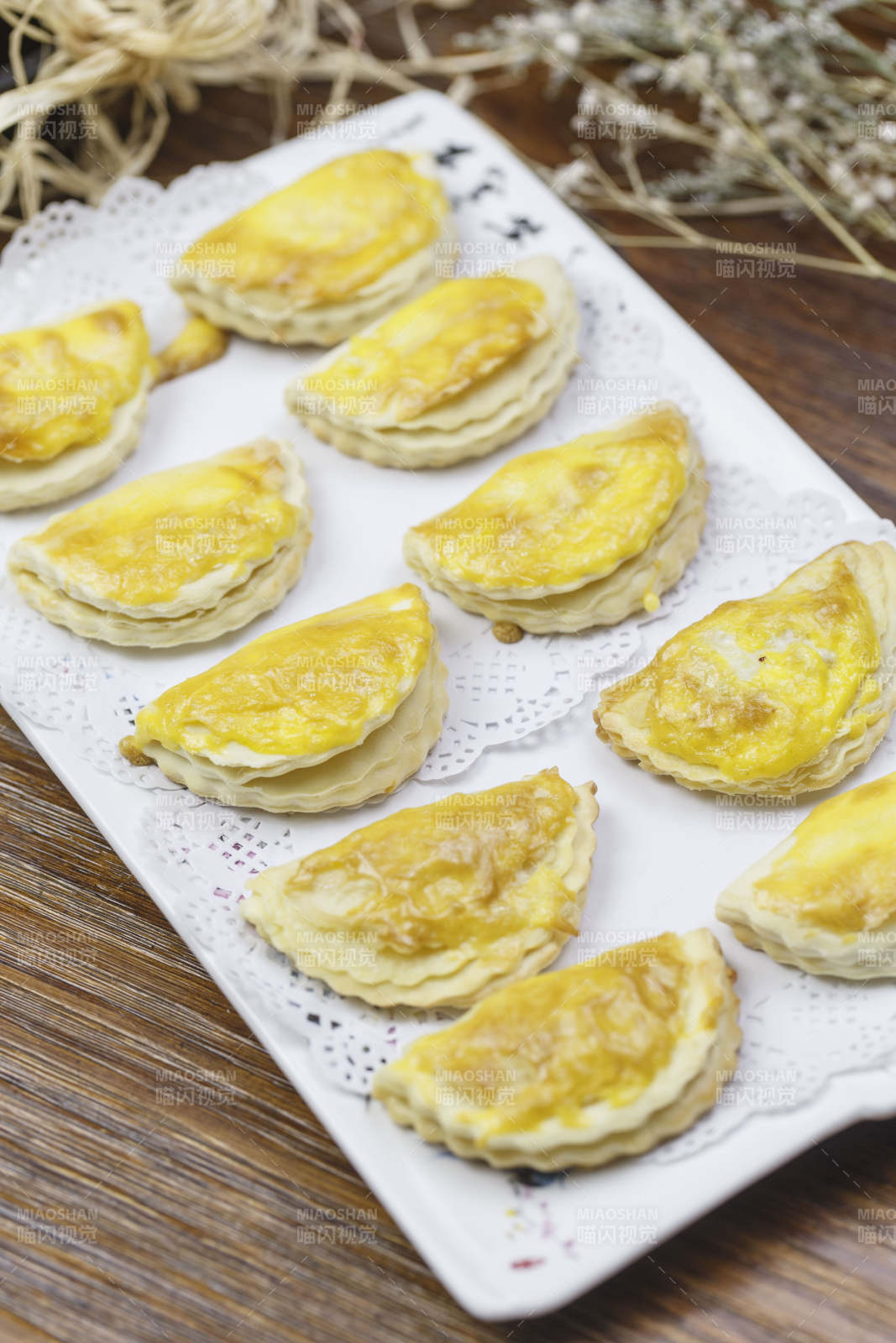 长方形白瓷盘装的美味榴莲酥图片