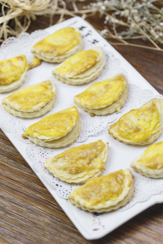 长方形白瓷盘装的美味榴莲酥图片