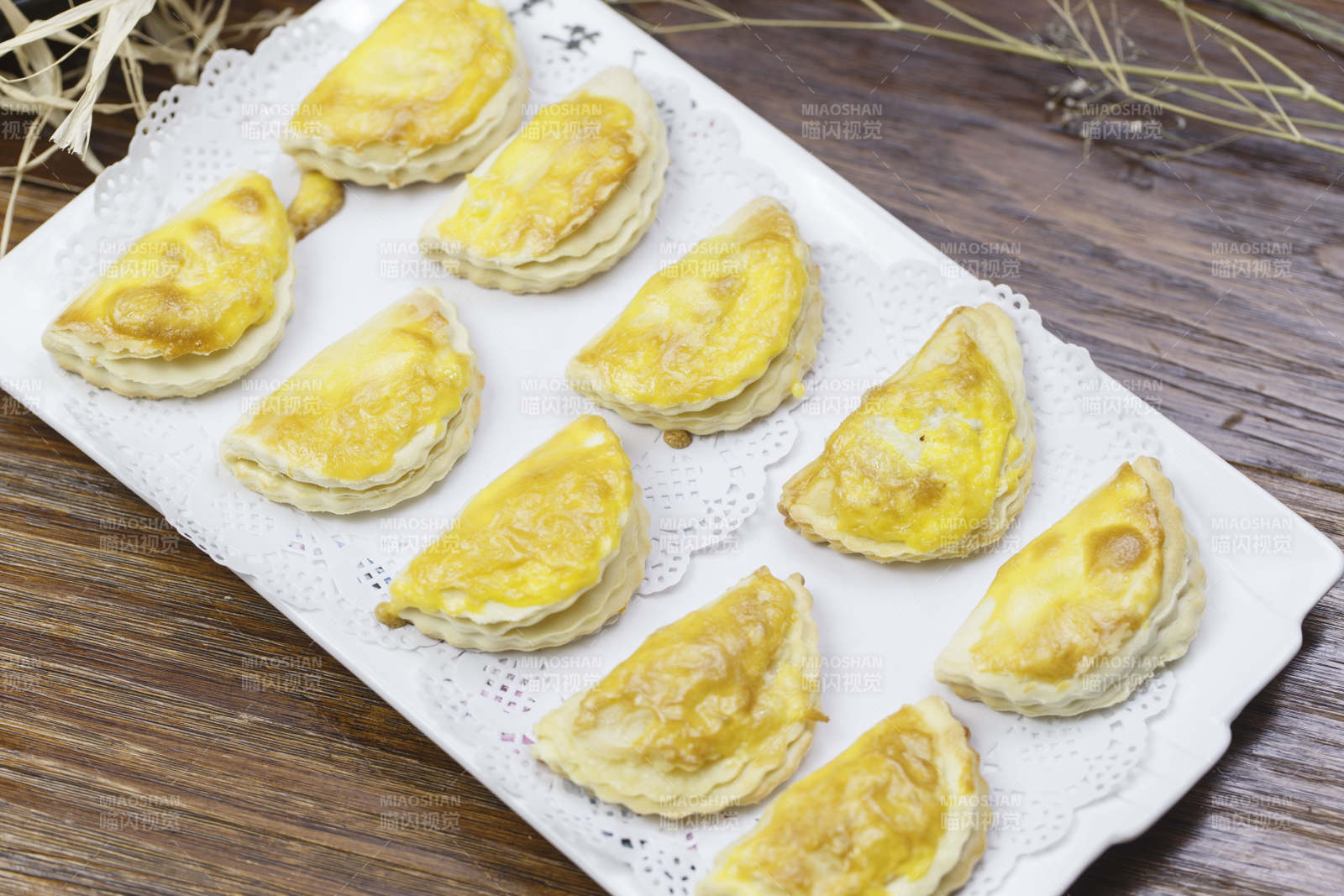 长方形白瓷盘装的美味榴莲酥图片