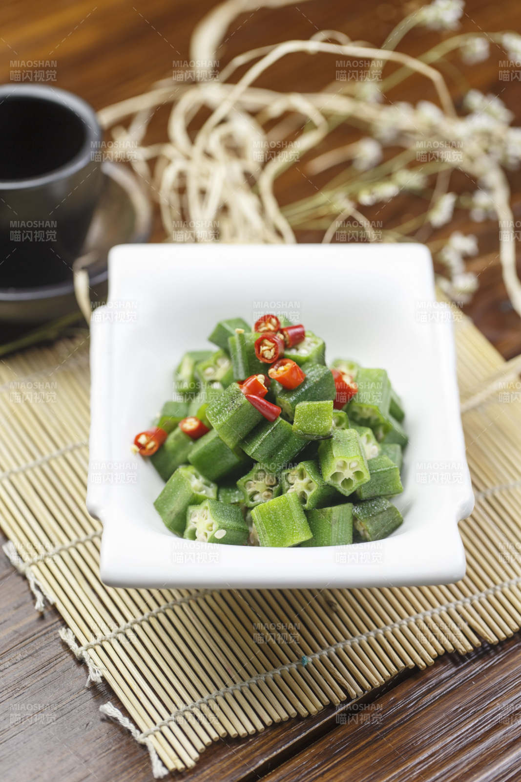 长方形白瓷盘装的凉拌秋葵图片