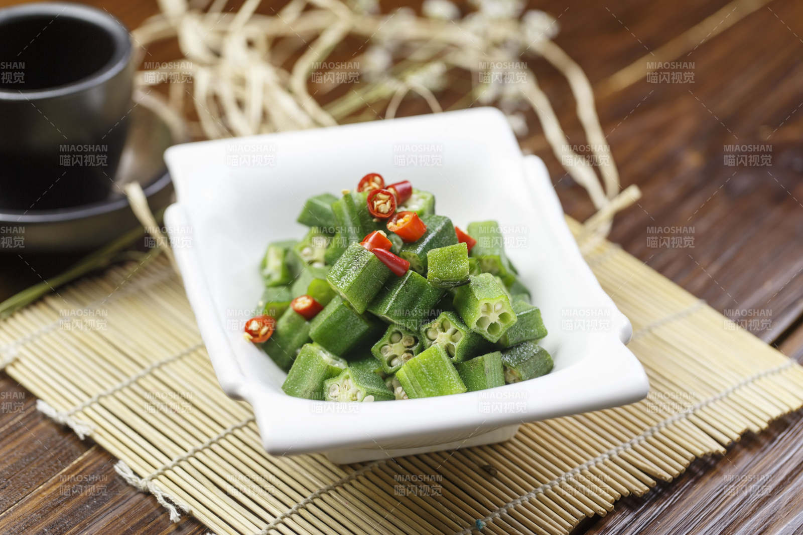 长方形白瓷盘装的凉拌秋葵图片