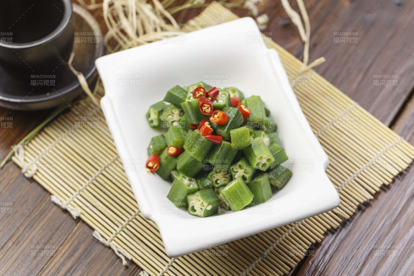 长方形白瓷盘装的凉拌秋葵图片