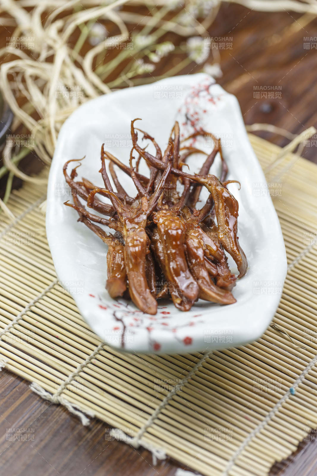 青瓷盘装的香辣鸭舌图片