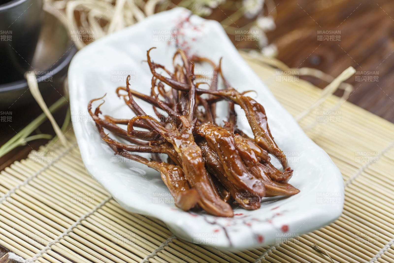 青瓷盘装的香辣鸭舌图片