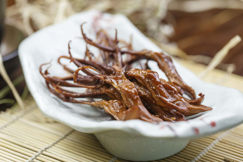 青瓷盘装的香辣鸭舌图片