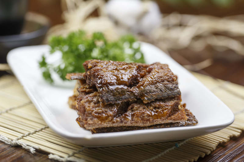 圆角长瓷盘装的风味糟带鱼图片