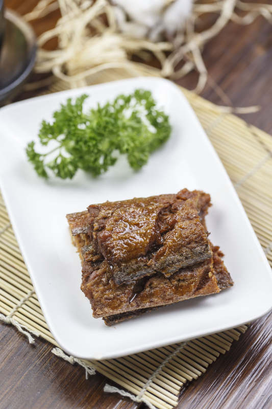 圆角长瓷盘装的风味糟带鱼图片