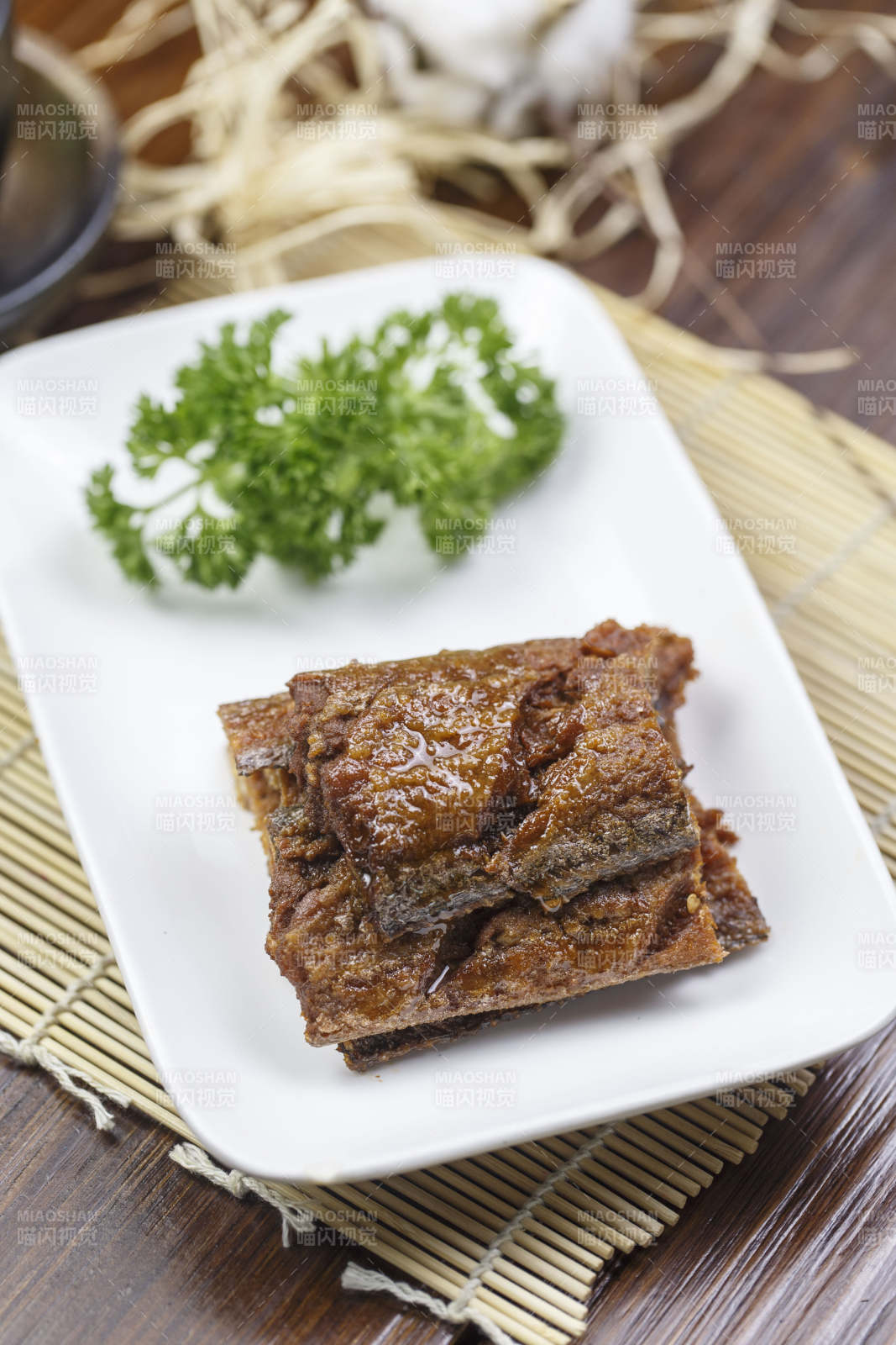 圆角长瓷盘装的风味糟带鱼图片