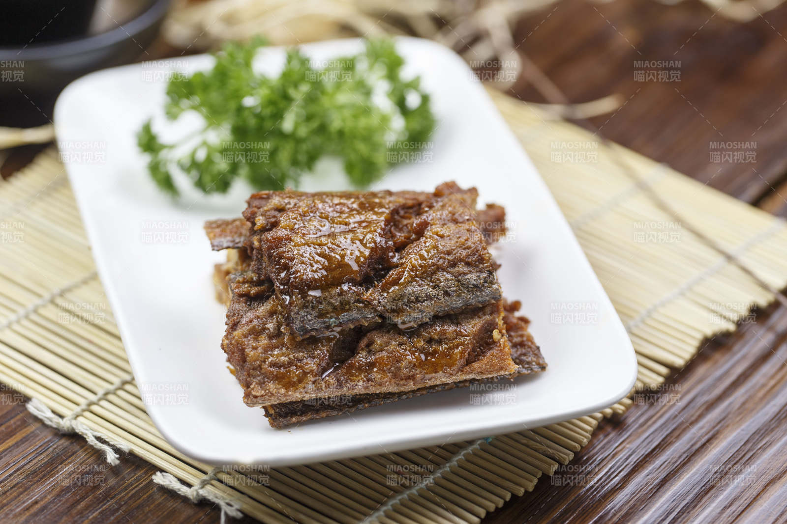 圆角长瓷盘装的风味糟带鱼图片