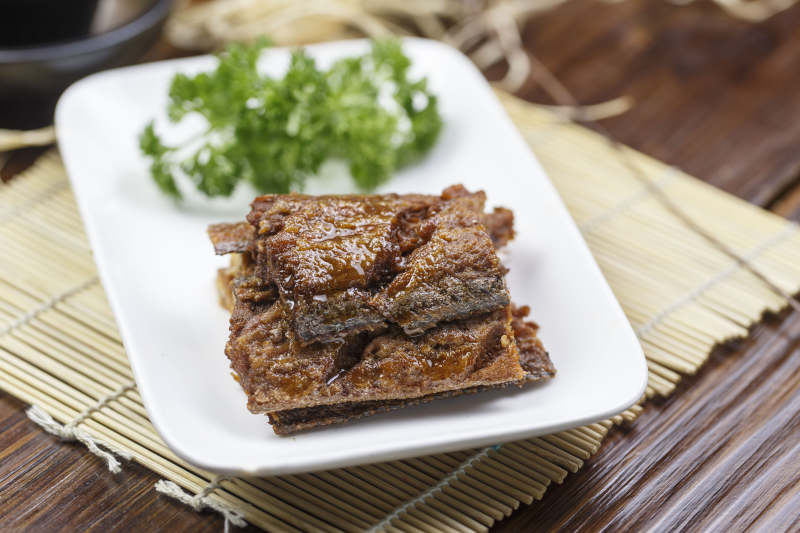 圆角长瓷盘装的风味糟带鱼图片