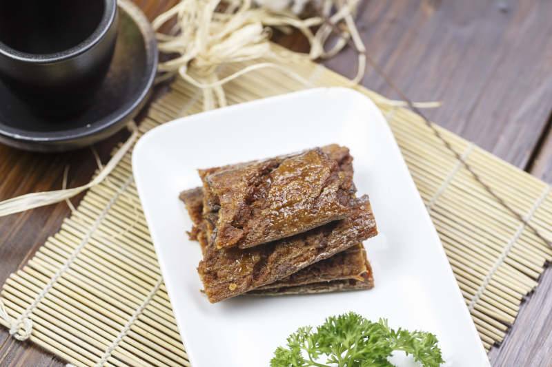 圆角长瓷盘装的风味糟带鱼图片