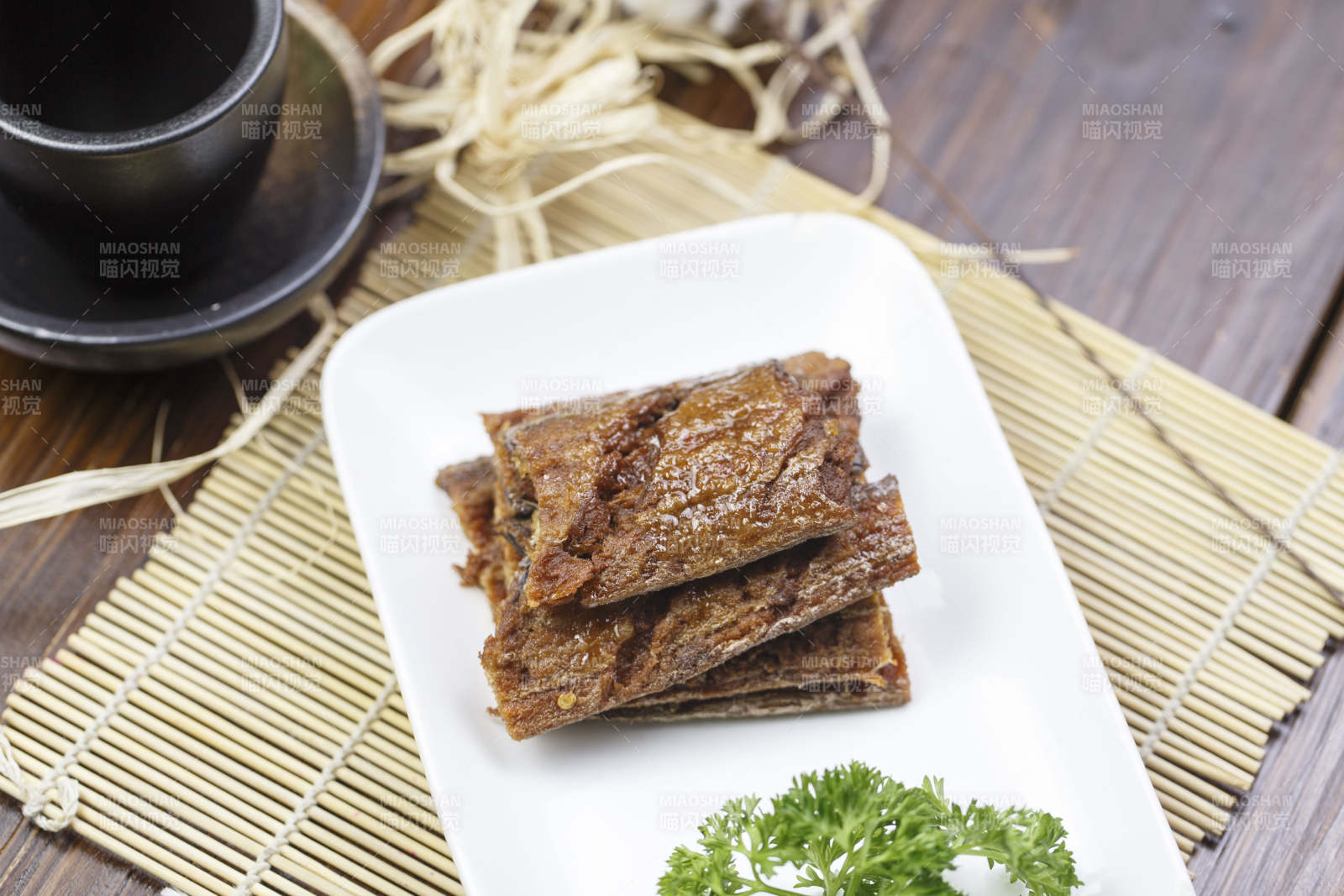 圆角长瓷盘装的风味糟带鱼图片