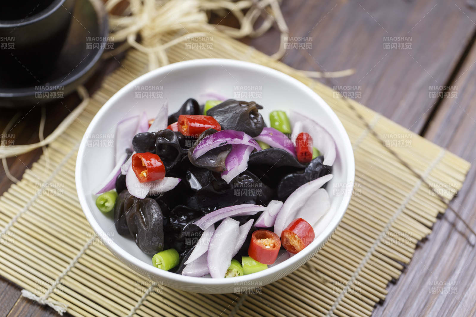 白色瓷盘装的洋葱捞汁黑木耳图片