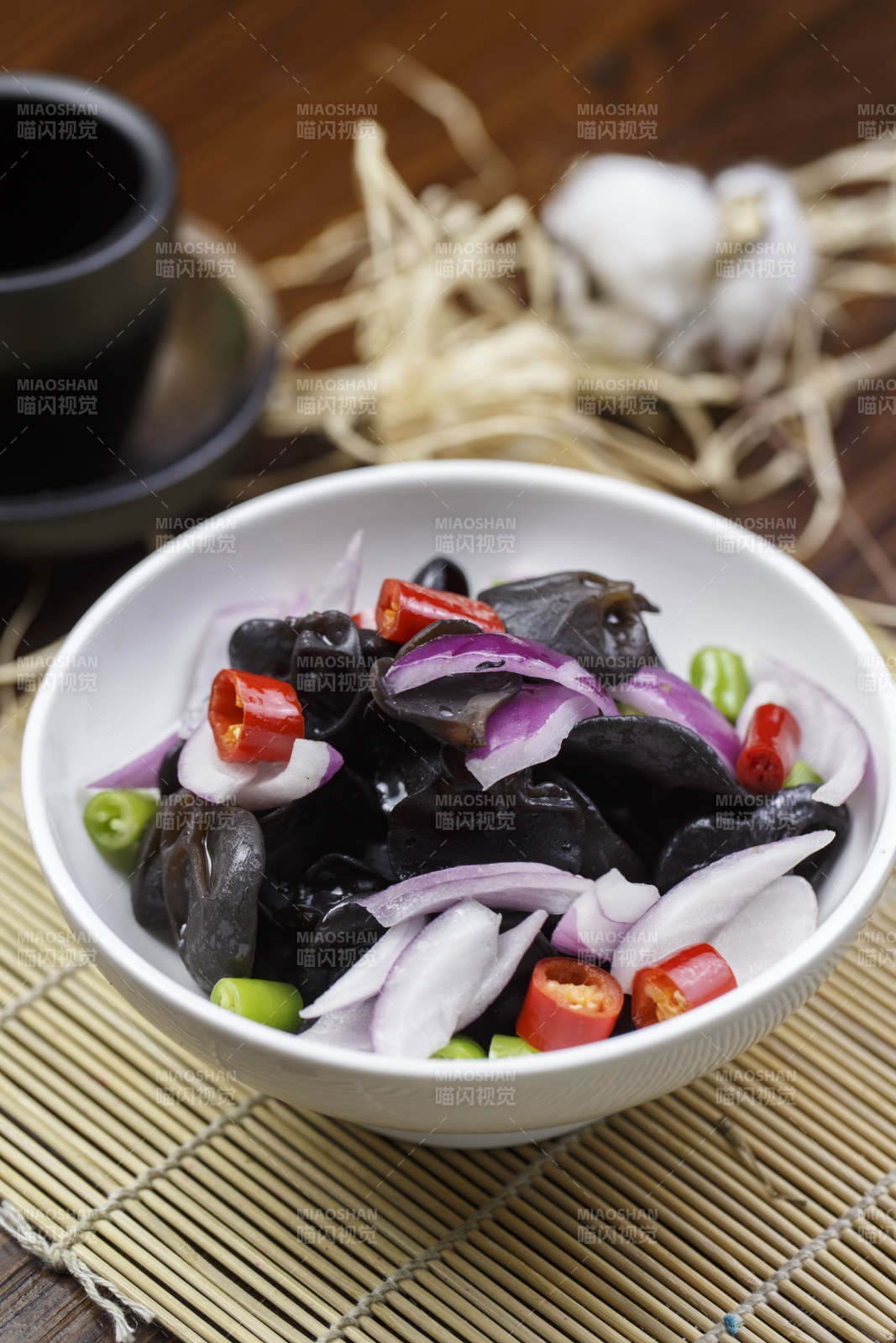 白色瓷盘装的洋葱捞汁黑木耳图片