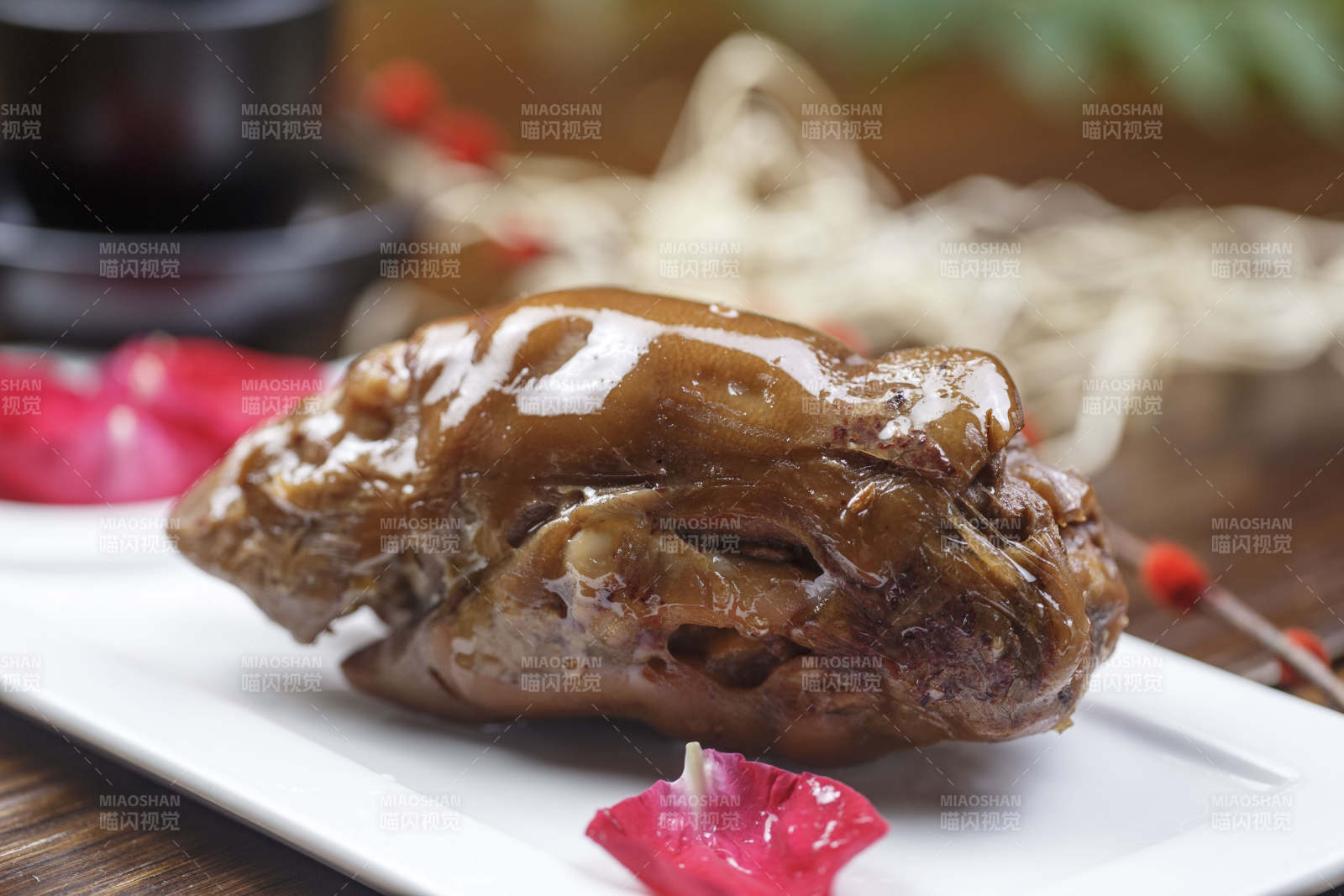 长方形白色瓷盘装的老汤卤猪脚图片