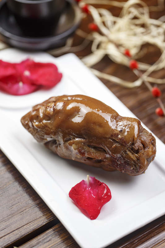 长方形白色瓷盘装的老汤卤猪脚图片